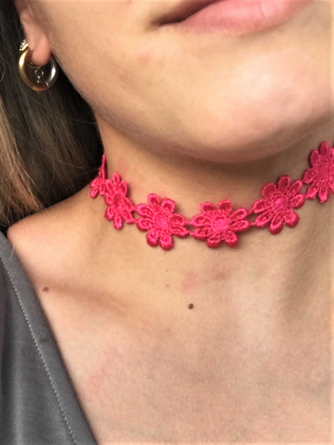 choker morango flores fucsia